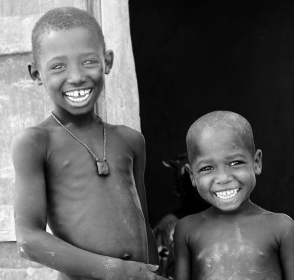 Freres de rue souriants. Mali, wikimedia commons.
